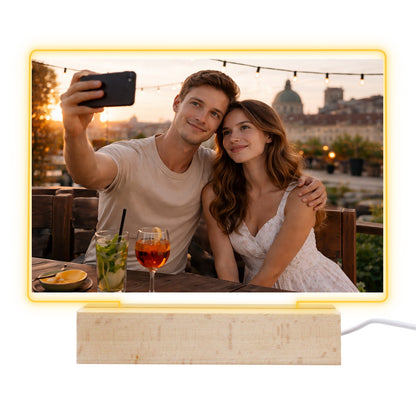 Personalisierter LED Bilderrahmen mit Foto, Holzständer und LED Sockel