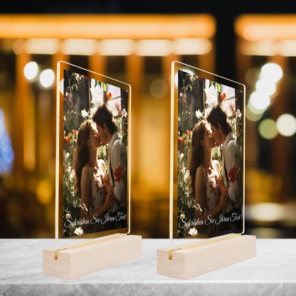 Personalisierter LED Bilderrahmen mit Foto, Holzständer und LED Sockel