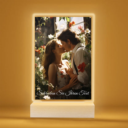 Personalisierter LED Bilderrahmen mit Foto, Holzständer und LED Sockel