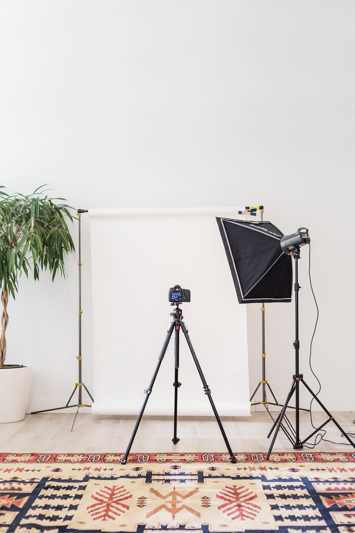 Helles Fotostudio mit Kamera und Softbox für Produktfotos